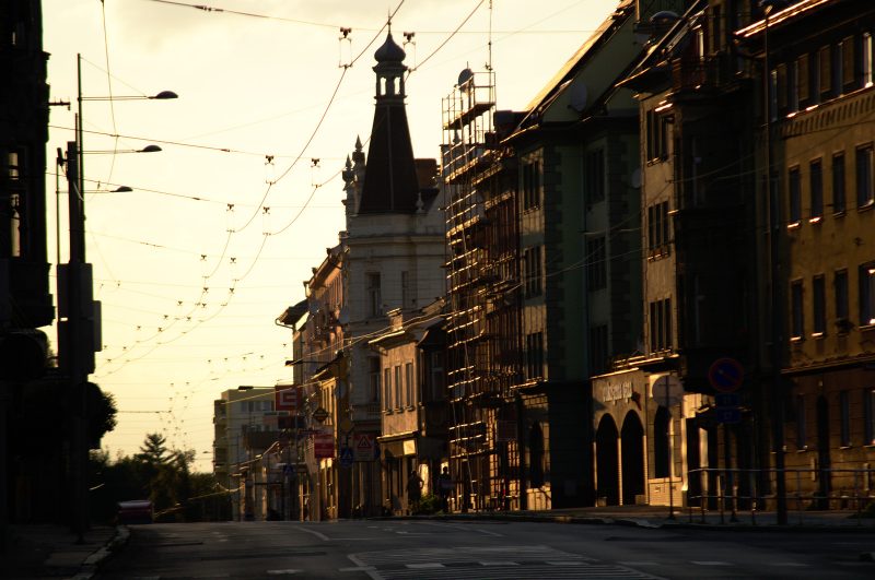 krnovská ulice v zapadajícím Slunci