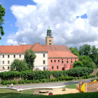 Minoritský klášter s pohledem na dětské hřiště