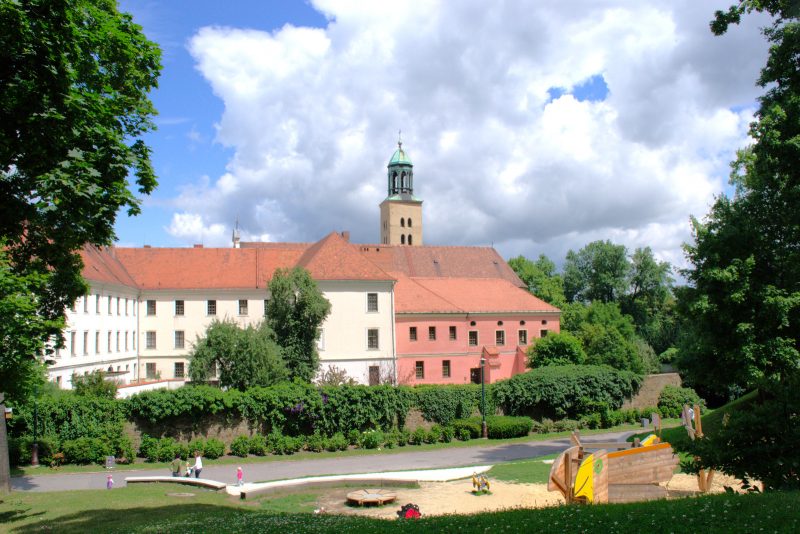 Minoritský klášter s pohledem na dětské hřiště