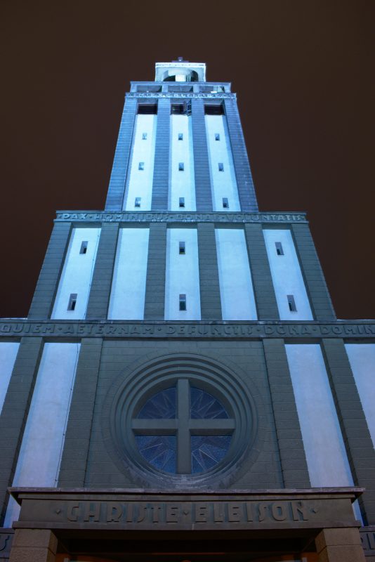 Věž kostela sv. Hedviky v modrém nočním nasvícení