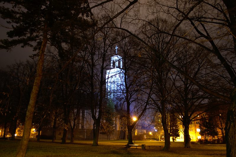 Noční pohled na věž kostela sv. Hedviky zářící modře