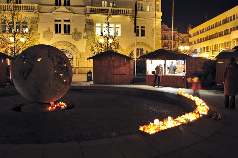 Svíčky zapálené u Koule