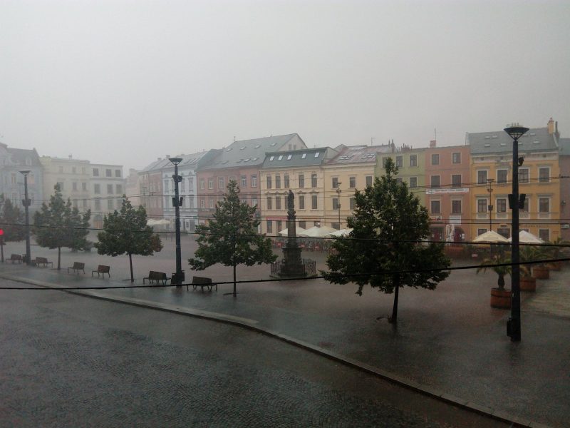 Dolní náměstí v bouřce