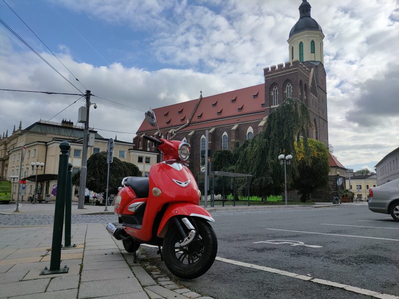 Skútr před konkatedrálou