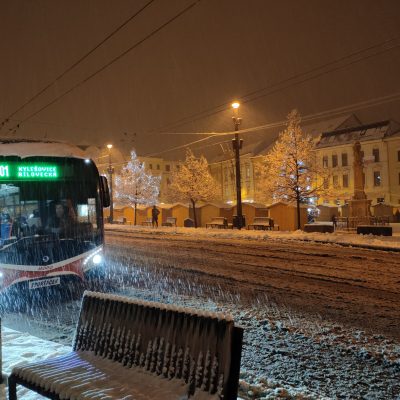 Trolejbus jménem Sporťáček ve sněhové vánici na Dolním náměstí