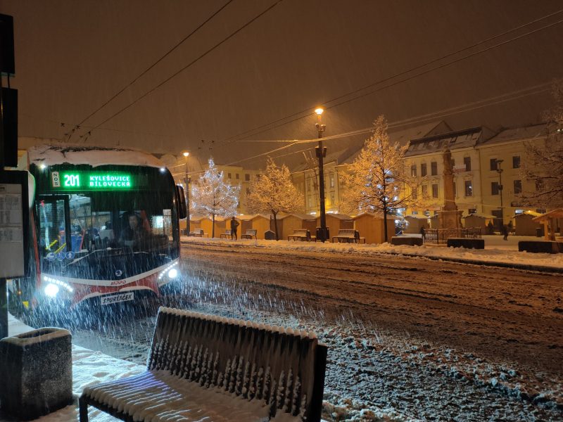 Trolejbus jménem Sporťáček ve sněhové vánici na Dolním náměstí